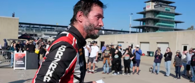 Keanu Reeves debutta come pilota e va subito fuori pista