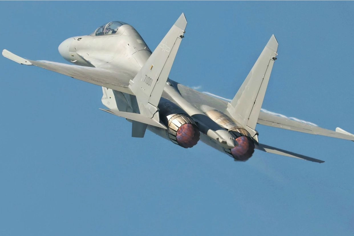 Un caccia cinese Shenyang J-16