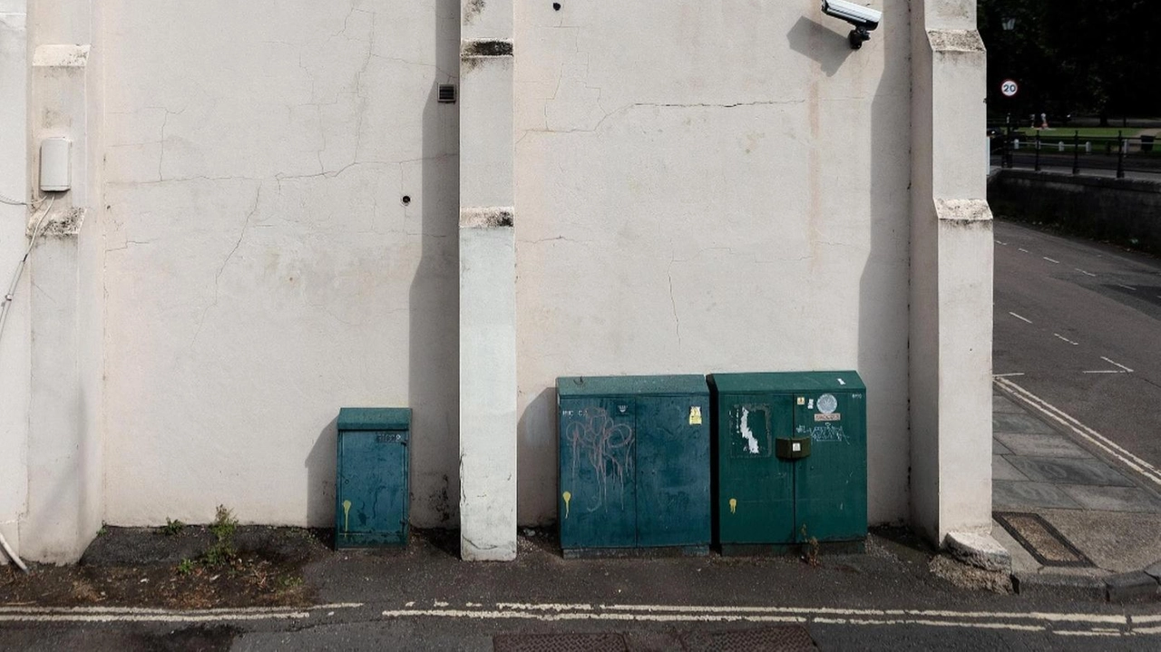 Lo stencil nero comparso stamattina nell' area di Kew Bridge