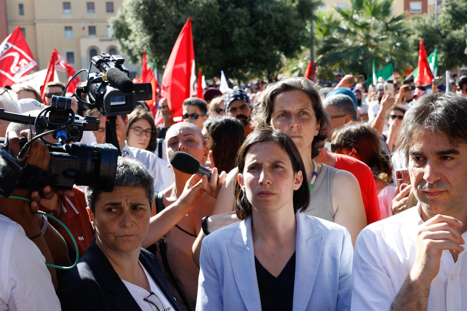 La segretaria del Pd Elly Schlein in piazza a Latina dopo la morte del bracciante