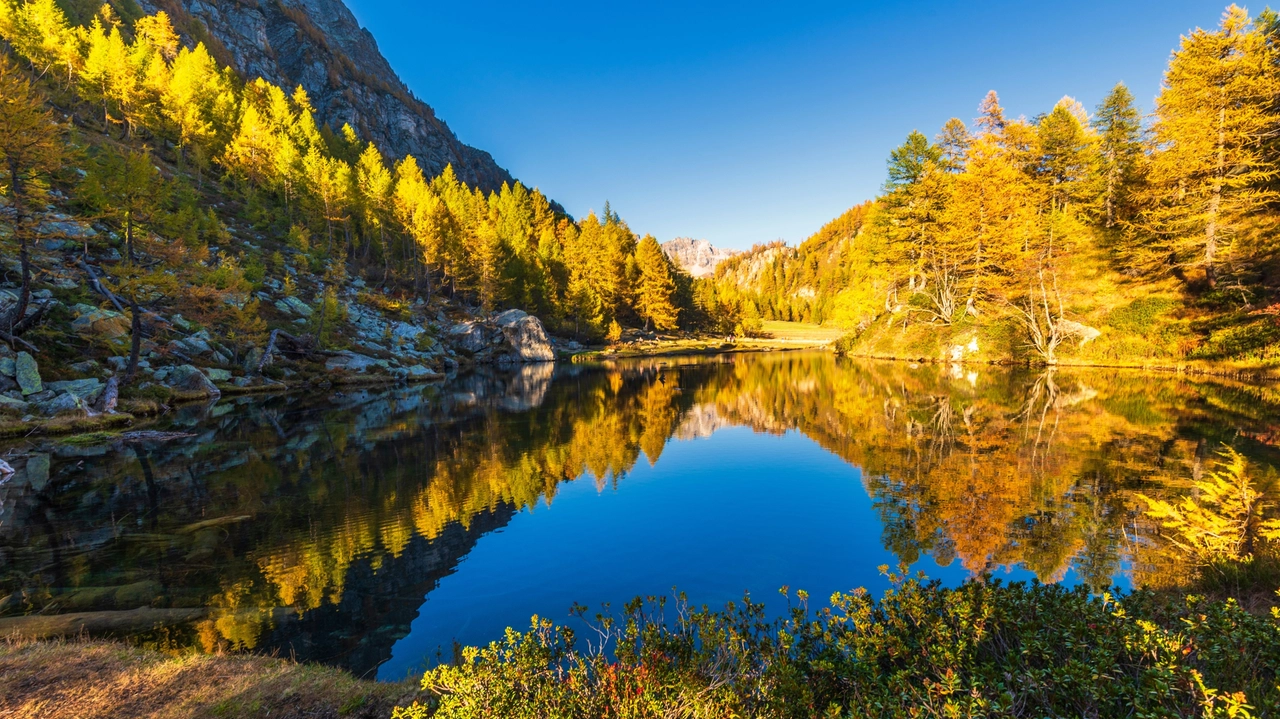 Lo spettacolo dell'autunno del Lago delle Streghe all'Alpe Devero