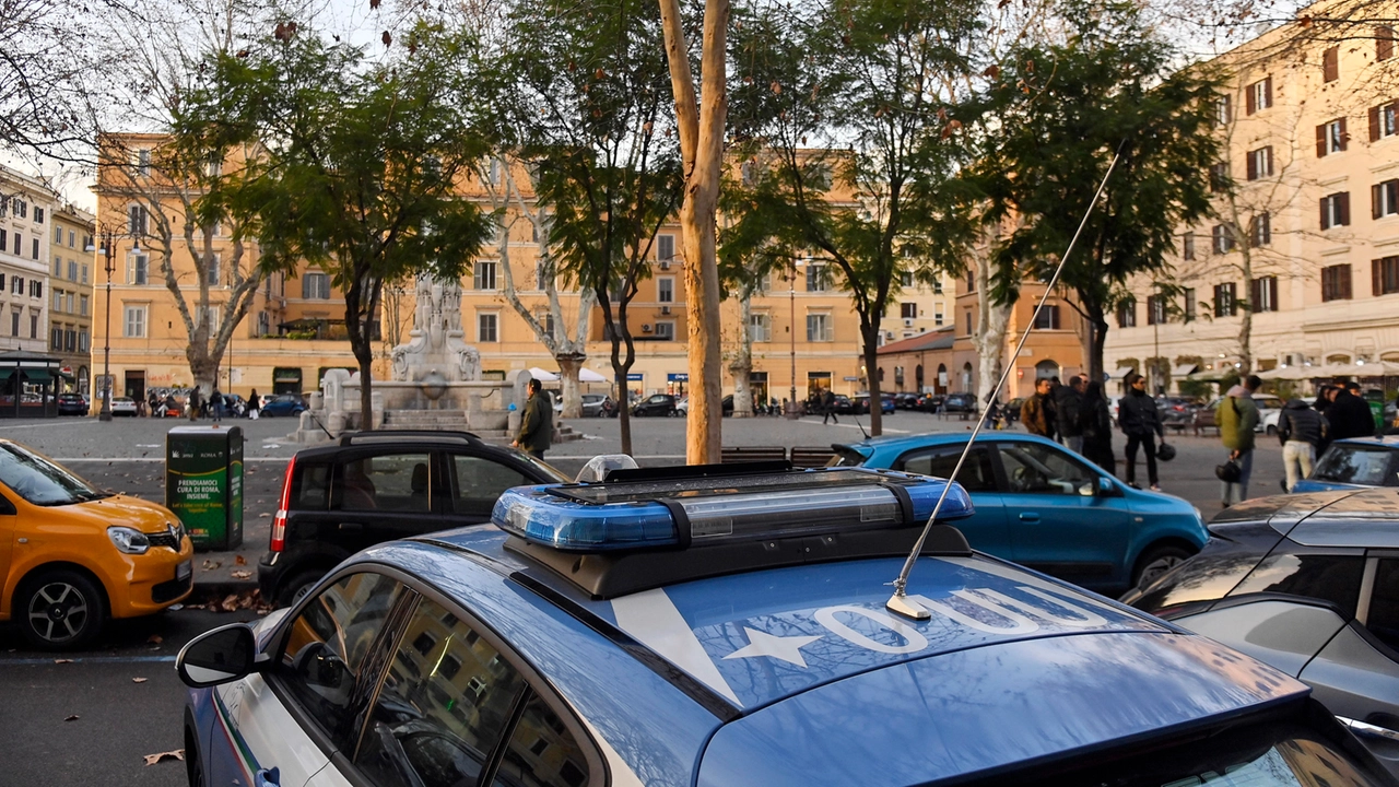 La polizia sul luogo dell'accoltellamento tra minori a piazza Testaccio, Roma (Ansa)