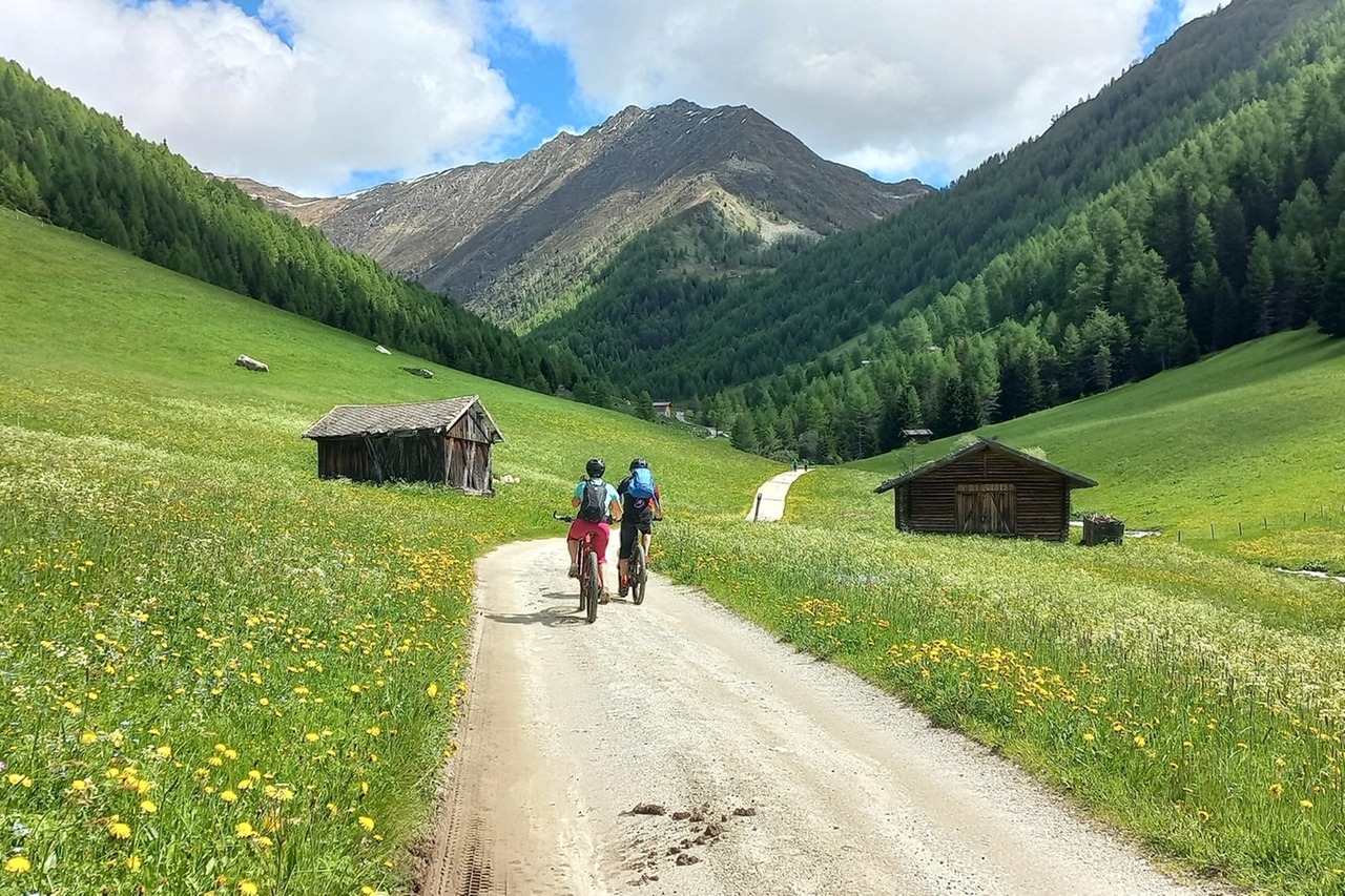 Il sentiero della valle alta fossa, in uno scenario ameno, conduce ad alcuni rifugi