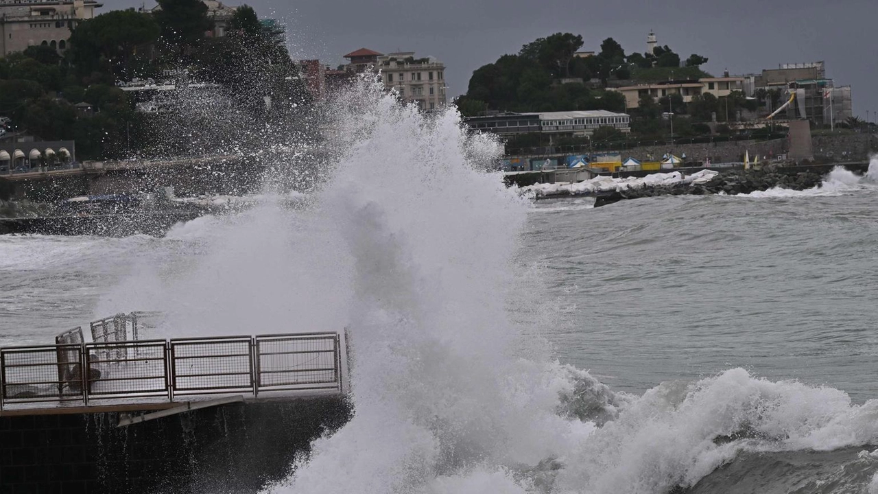 Strade bloccate,stop treni.Domani scuole chiuse in alcuni comuni