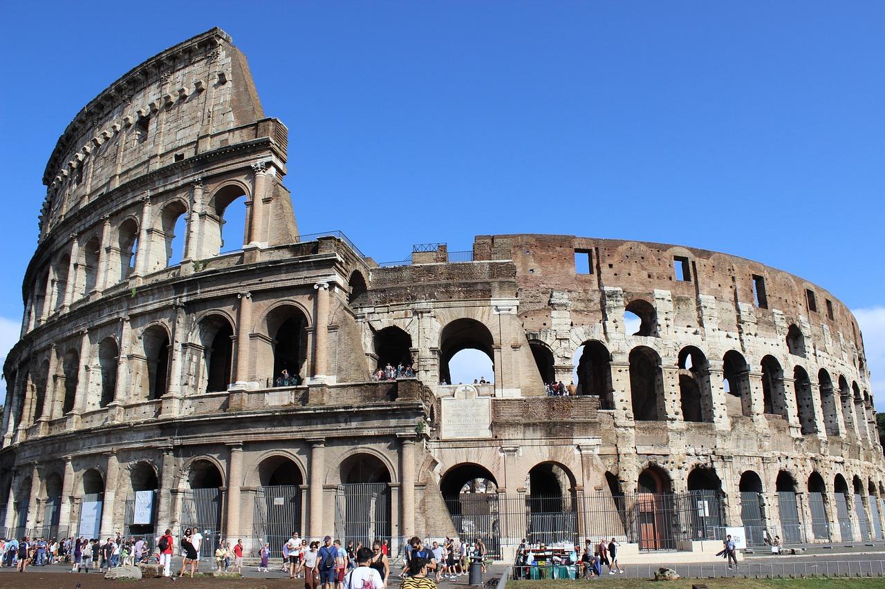 Maxi rissa davanti al Colosseo: grave un 17enne accoltellato. Coinvolti 30 stranieri