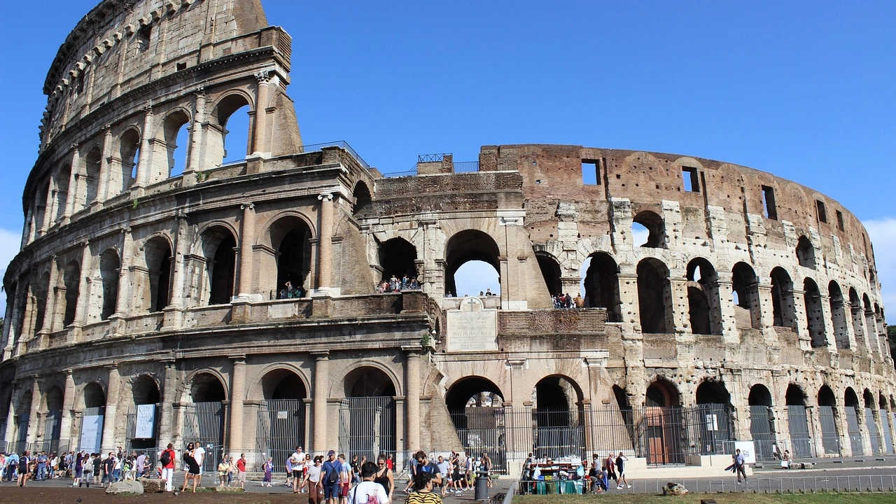 Maxi rissa davanti al Colosseo