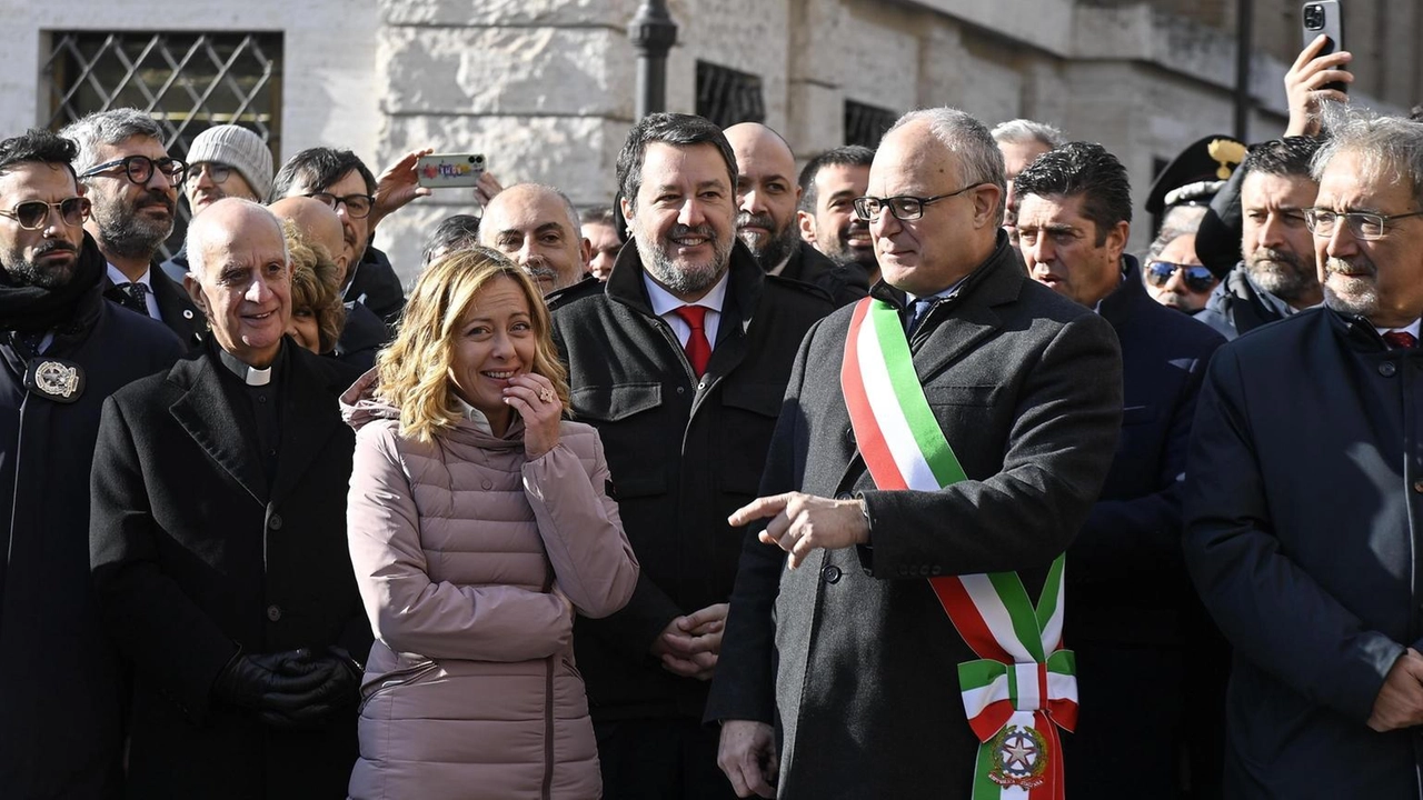 Il sindaco Gualtieri inaugura Piazza Pia: una nuova area pedonale con fontane e alberi, simbolo di efficienza e bellezza.