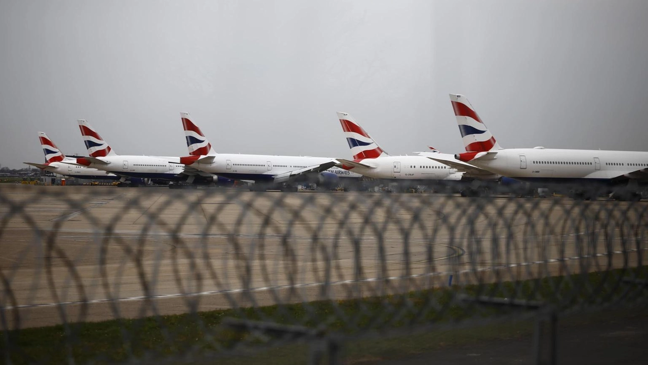 Willie Walsh, direttore generale della Iata, accusa Heathrow di mancata prevenzione del blackout dovuto a un incendio.