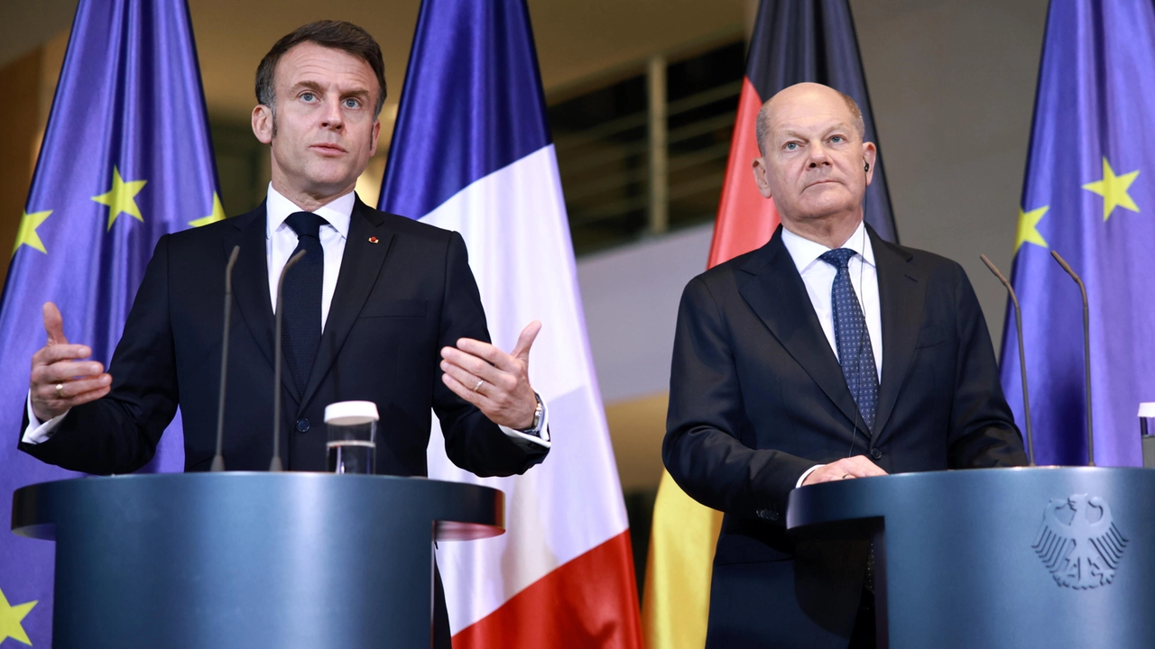 Il presidente francese Emmanuel Macron e il cancelliere tedesco Olaf Scholz durante una conferenza stampa congiunta (Ansa)