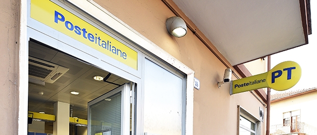 Furto da mezzo milione di euro alle poste: altro colpo della banda del buco nel Napoletano