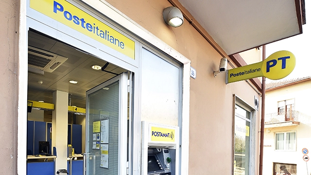 I ladri hanno svuotato la cassaforte e il bancomat dell'ufficio postale (foto d'archivio)