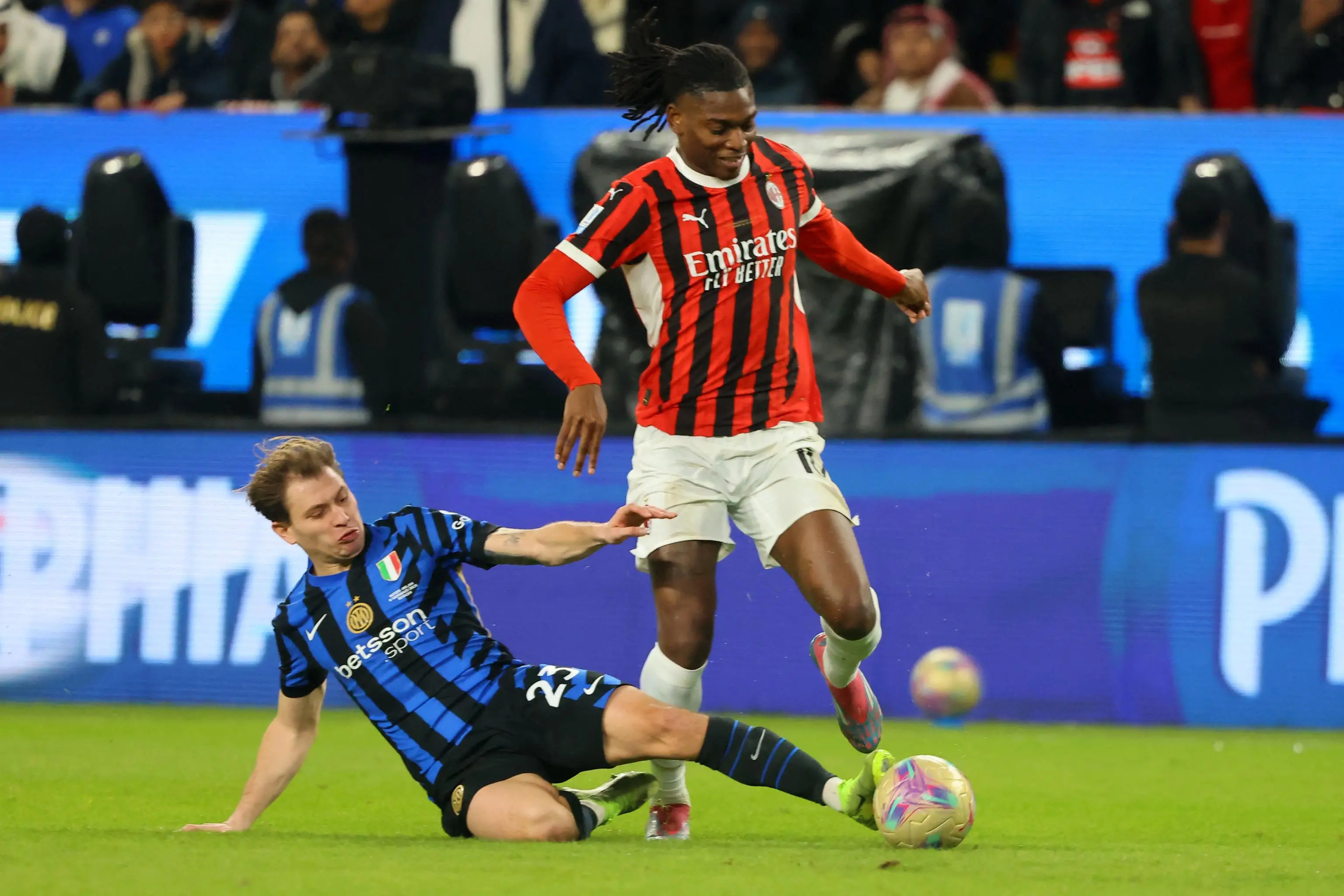 Entra Leao, la Supercoppa svolta: estasi Milan, rabbia Inter