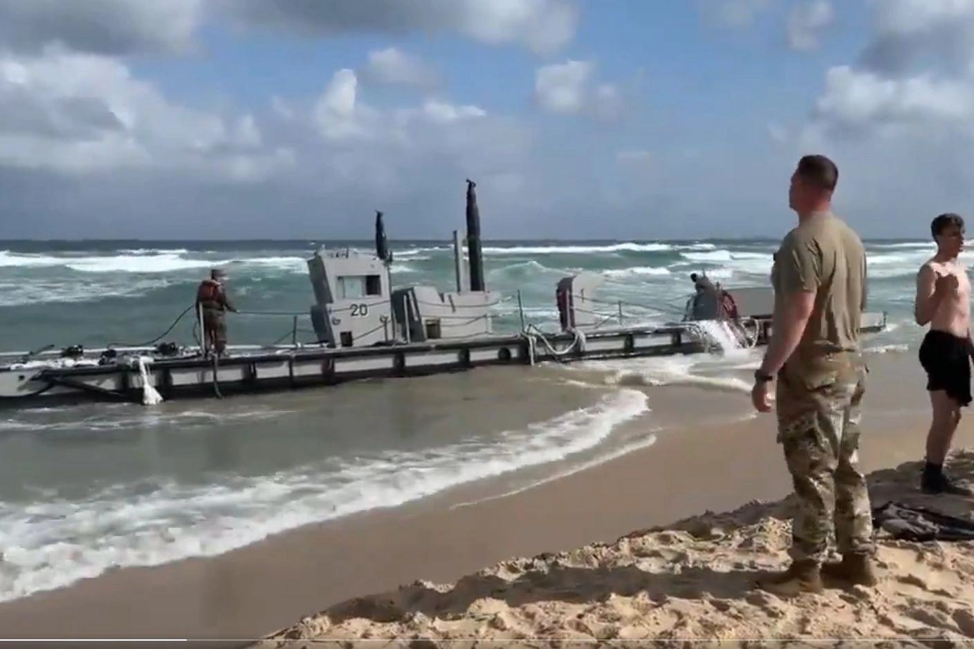 Una delle navi dell'esercito americano che sostengono il molo temporaneo è finita sulla spiaggia