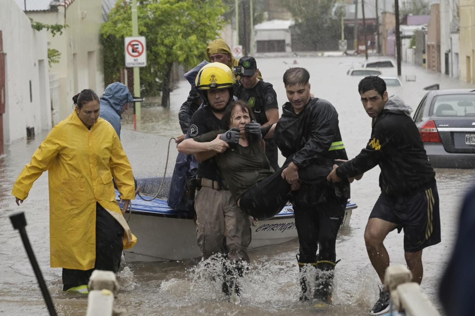 Lutto nazionale in Argentina: 16 morti nell'alluvione a Bahia Blanca e Cerri