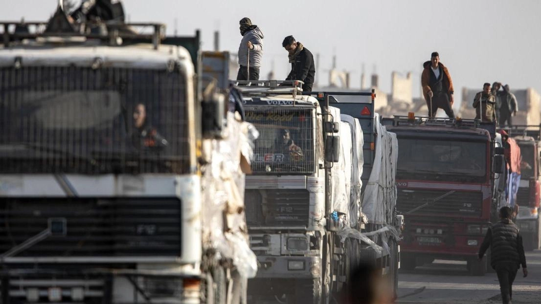 I camion palestinesi trasportano aiuti dal Valico di Rafah tra l’Egitto e la Striscia di Gaza