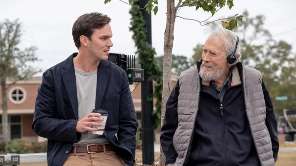 Clint Eastwood, 94 anni, con Nicholas Hoult sul set del film Giurato numero 2