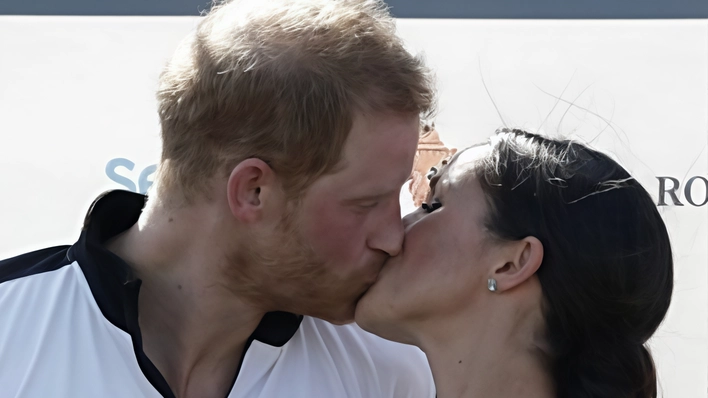 Il principe Harry bacia la moglie, l’americana Meghan Markle