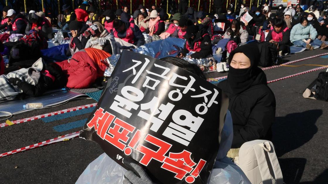 Migliaia in piazza a Seul: caos politico dopo il fallito arresto di Yoon Suk Yeol