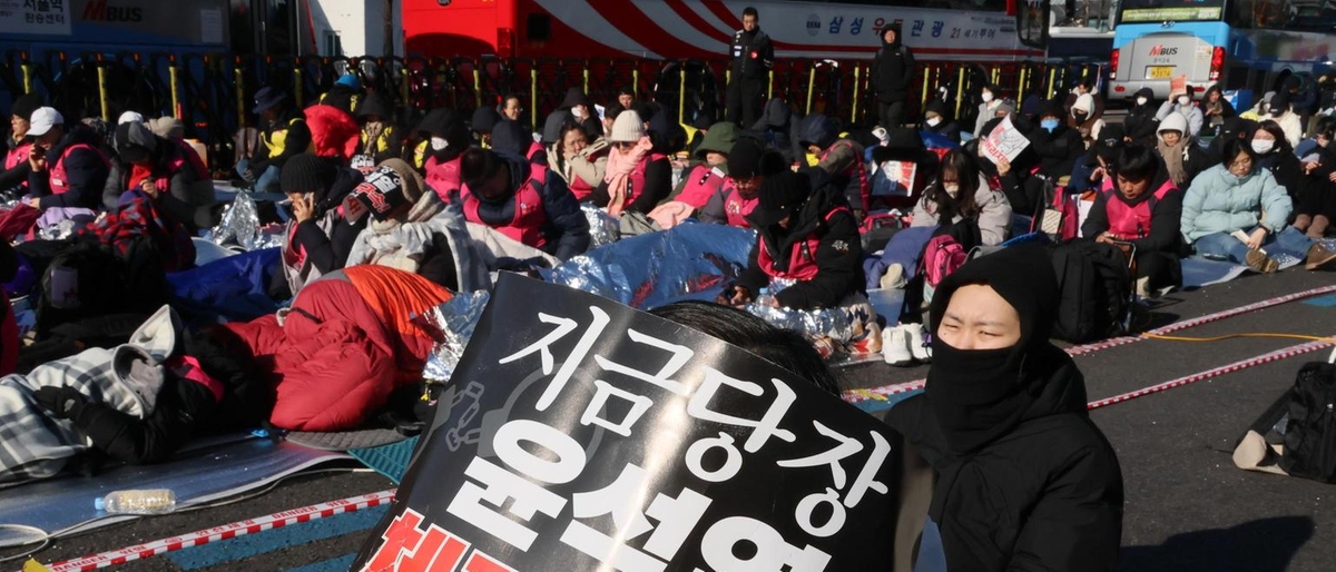 Migliaia in piazza a Seul: caos politico dopo il fallito arresto di Yoon Suk Yeol