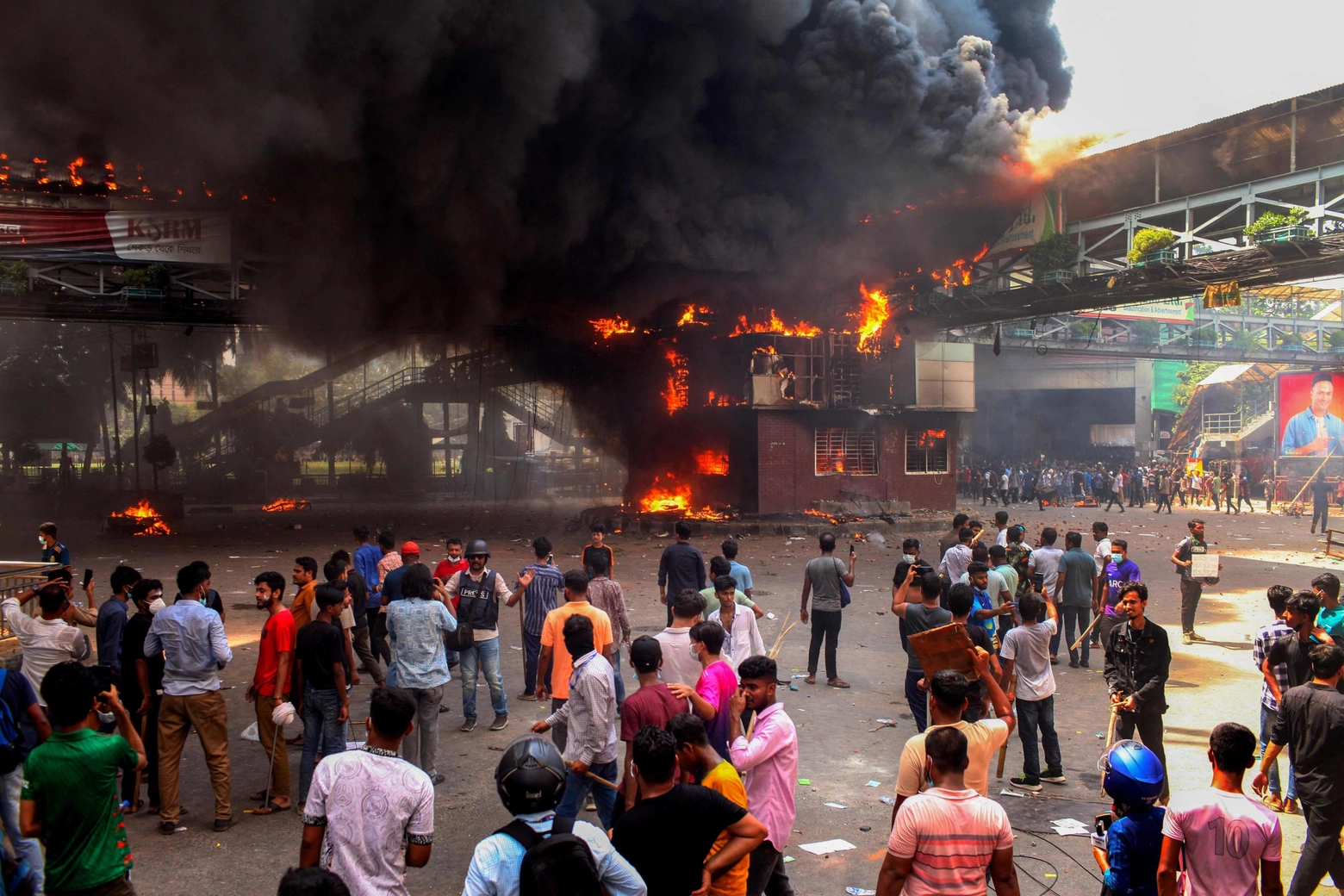 Incendiati edifici pubblici durante i violenti scontri in Bangladesh