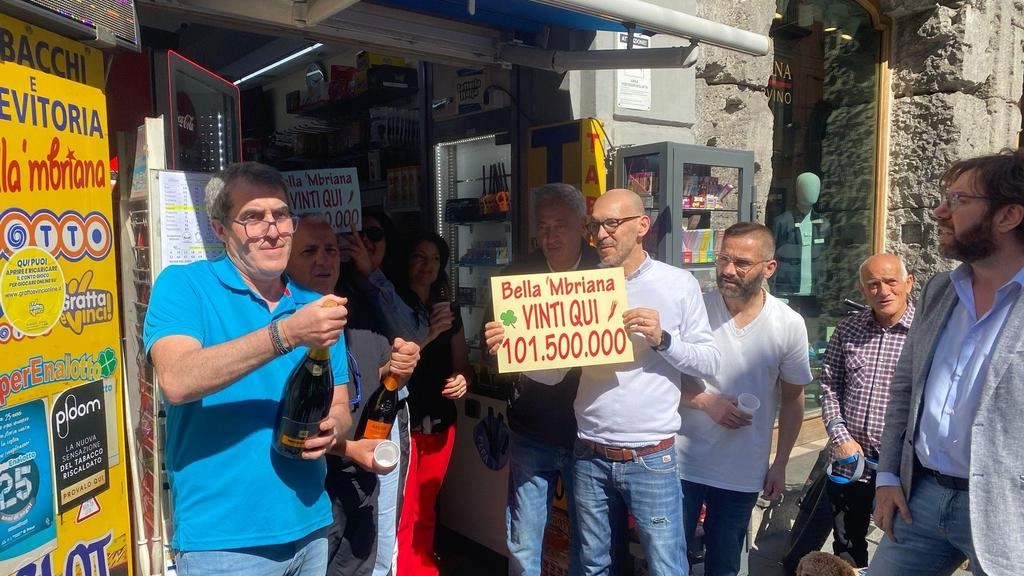 Un fortunato giocatore ha centrato il jackpot da 89,2 milioni di euro al SuperEnalotto con una schedina giocata a Riva del Garda. È il secondo jackpot del 2024, il 116° dalla nascita del gioco. Il record attuale è di oltre 371 milioni di euro, vinto da 90 giocatori nel 2023.