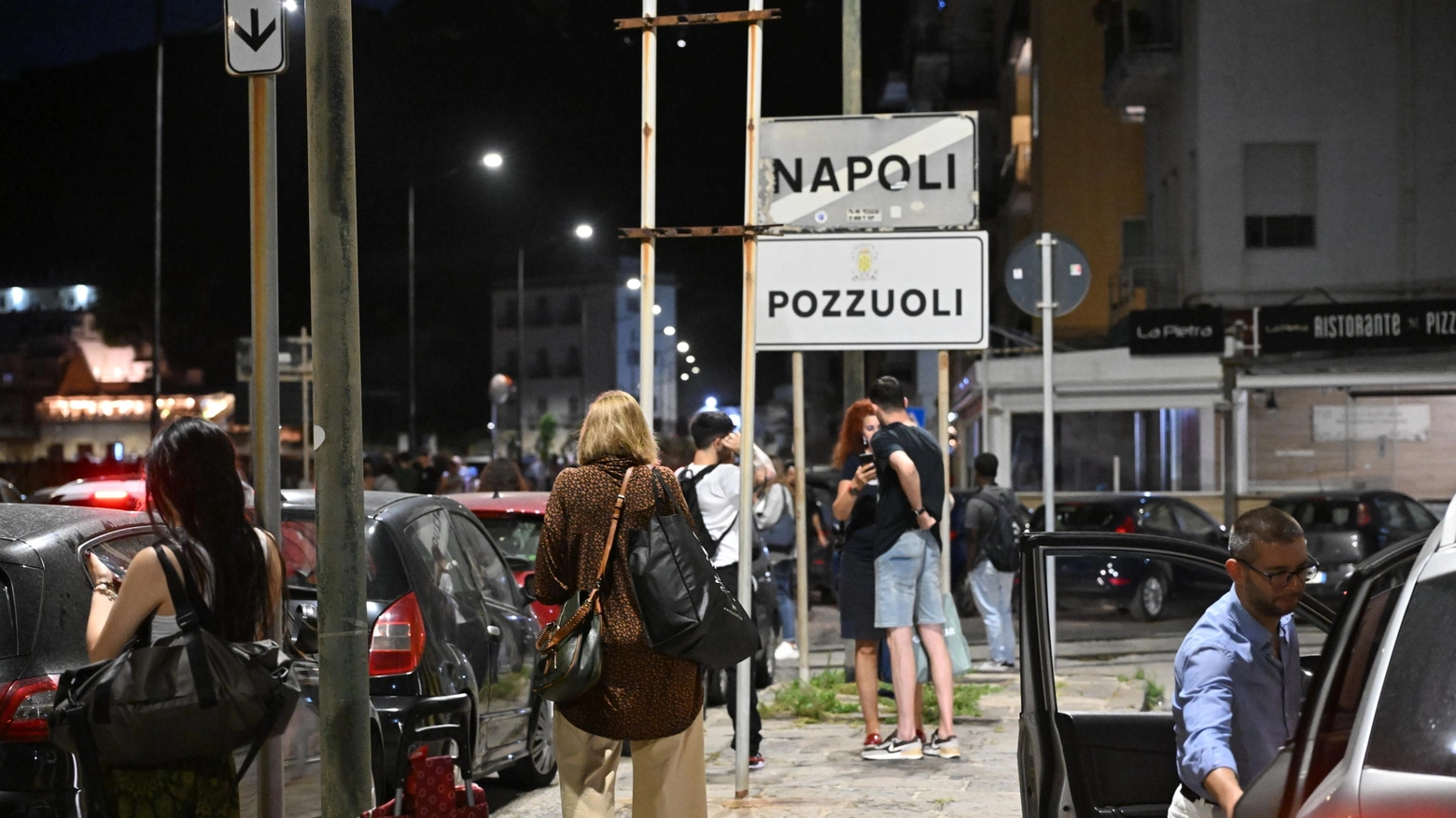Terremoto ai Campi Flegrei, gente in strada a Pozzuoli e sul lungomare di Napoli (Ansa)