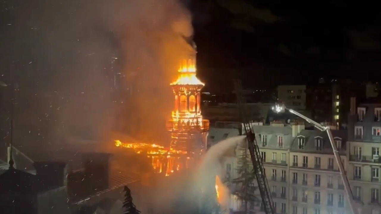 L'incendio di ieri notte sul campanile del XII arrondissement di Parigi (da video Twitter)