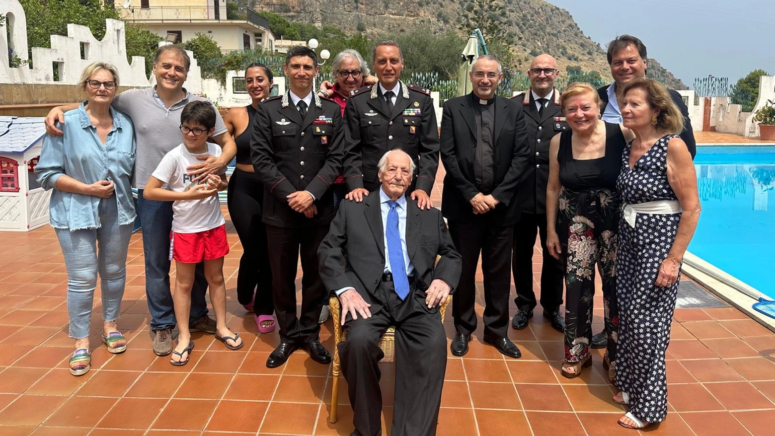 Carabiniere oggi compie 103 anni: Pietro Di Russo festeggiato dall'Arma a Bagheria (Palermo)