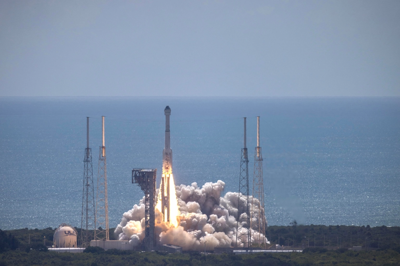 Il momento del lancio del taxi spaziale Starliner della Boeing