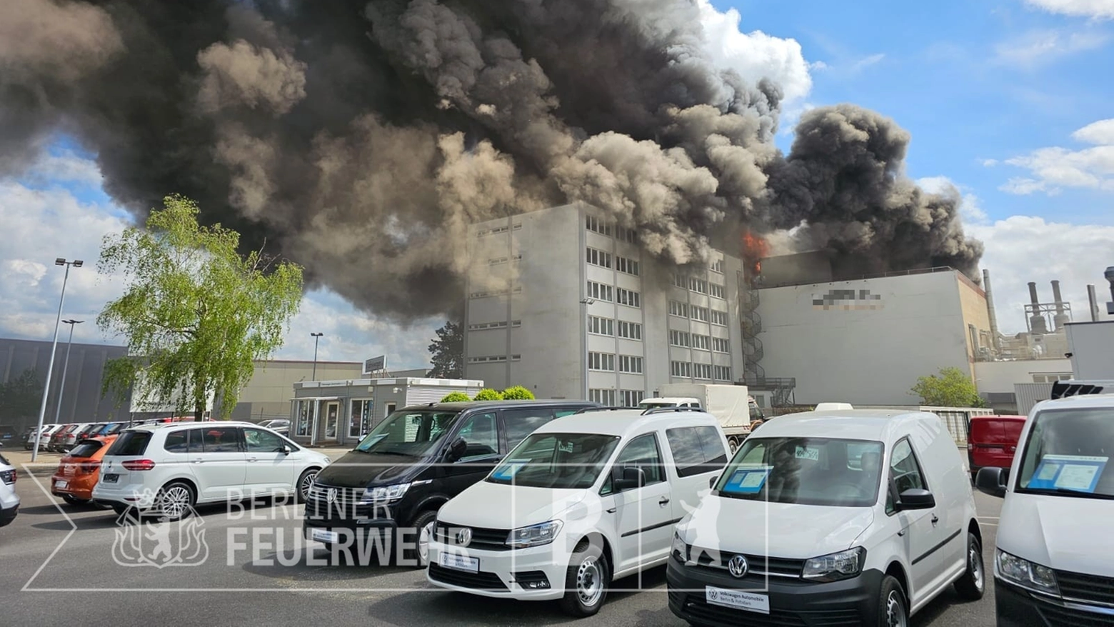 L'incendio alla fabbrica Diehl di Berlino del 3 maggio (foto Vigili del fuoco di Berlino)