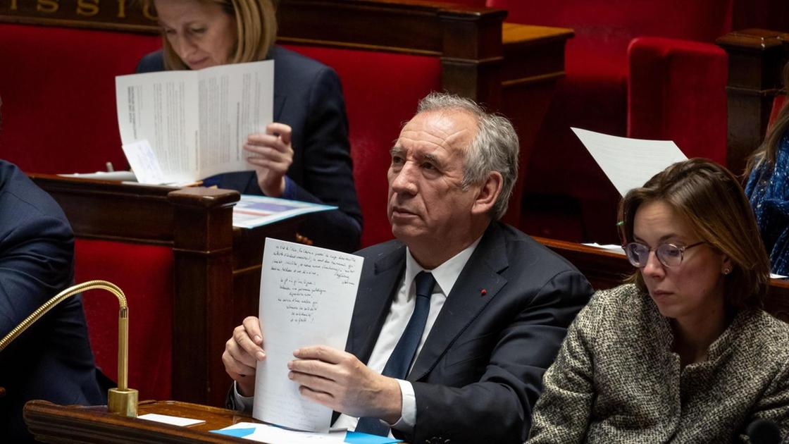 Respinta la mozione di sfiducia contro il governo francese