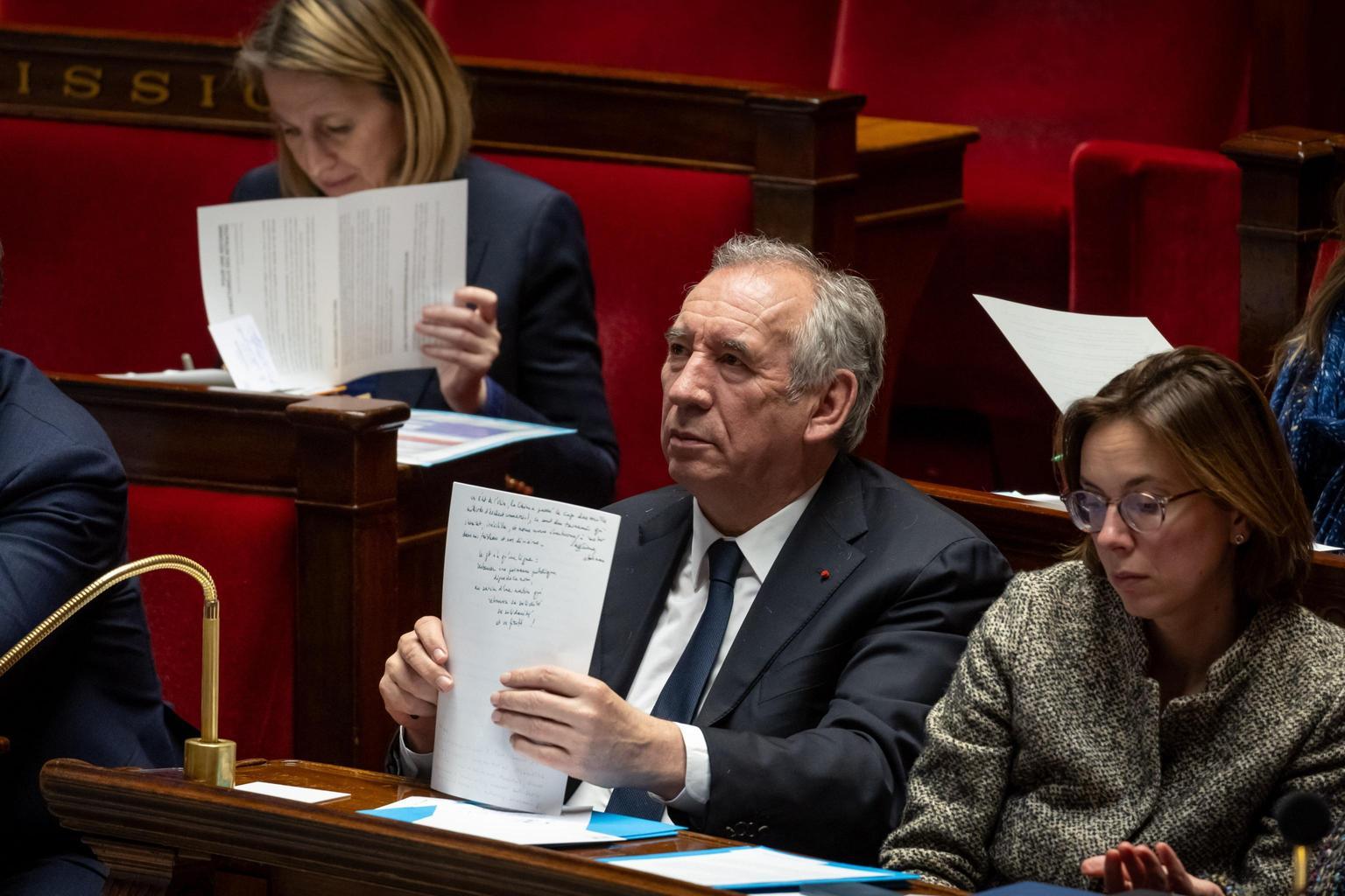 Respinta la mozione di sfiducia contro il governo francese