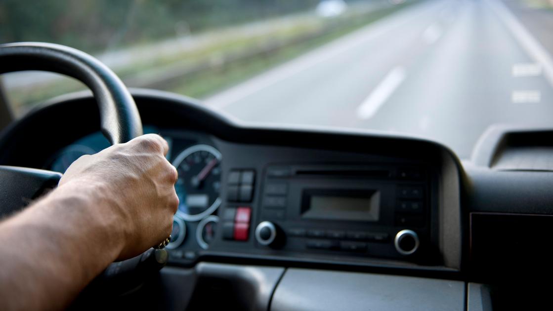 Ferentino (Frosinone), fermato tir truccato. La Stradale: “Motore da 150 km/h”