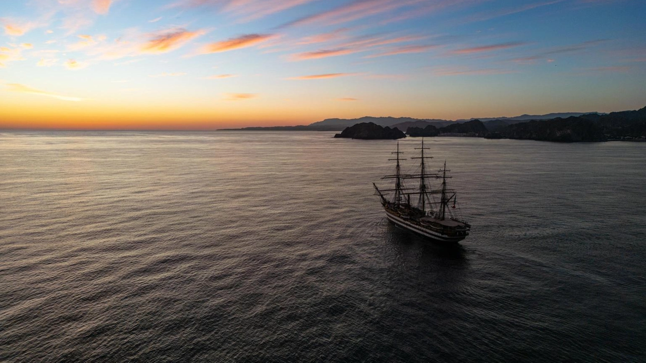 La nave scuola Amerigo Vespucci conclude la tappa in Oman con 34.000 visitatori, rafforzando la cooperazione italo-omanita.