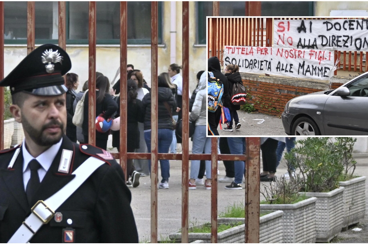 Rientro in classe blindato alla scuola di Scanzano (Castellammare di Stabia). Nel box: striscioni appesi ai cancelli