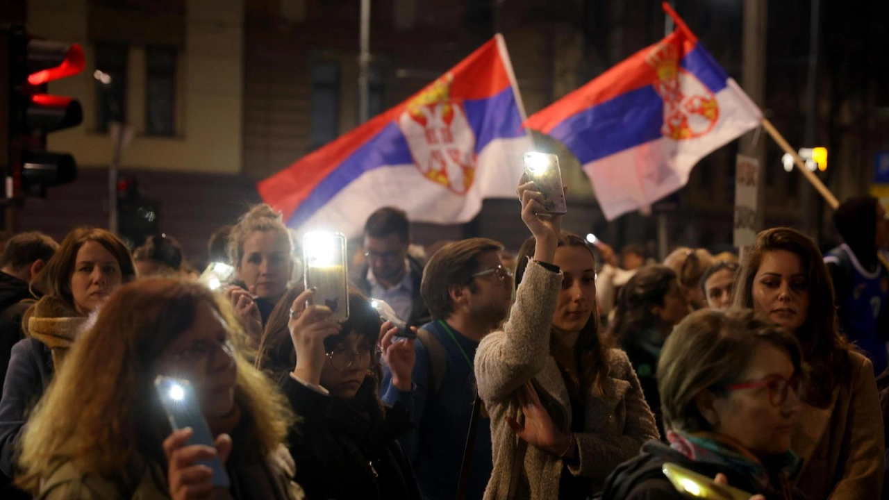 Manifestazioni in diverse città serbe contro corruzione e controllo dei media. Richiesto un governo transitorio.