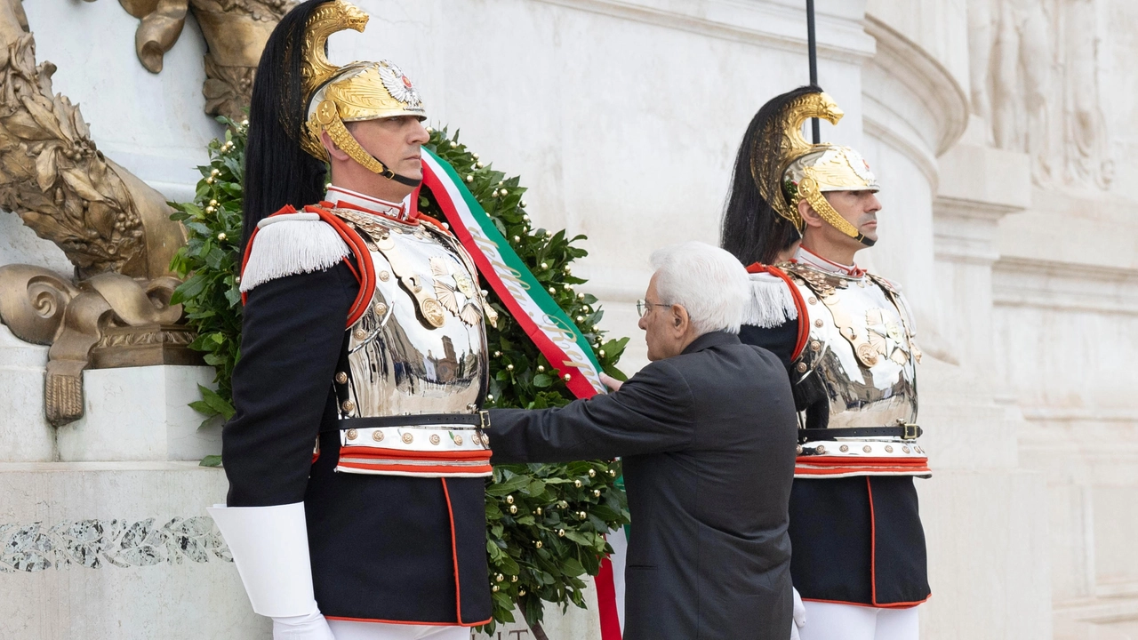 Festa della Repubblica 2024, Mattarella all'Altare della Patria (Ansa)