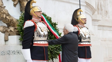 Festa della Repubblica, l'omaggio all’Altare della Patria e poi la parata. Mattarella: “Costituzione lungimirante e saggia”