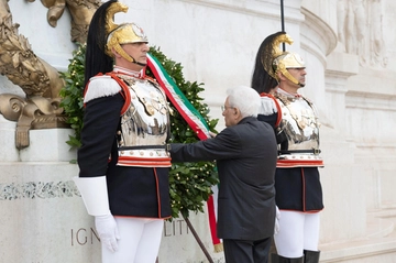 Festa della Repubblica, l'omaggio all’Altare della Patria e poi la parata. Mattarella: “Costituzione lungimirante e saggia”