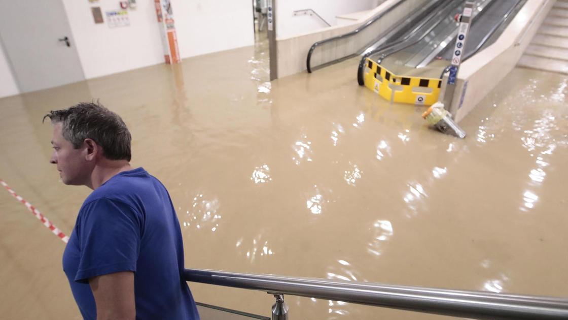 Toscana sott’acqua. Si salva appeso al cartello. E a Torino esonda il Po