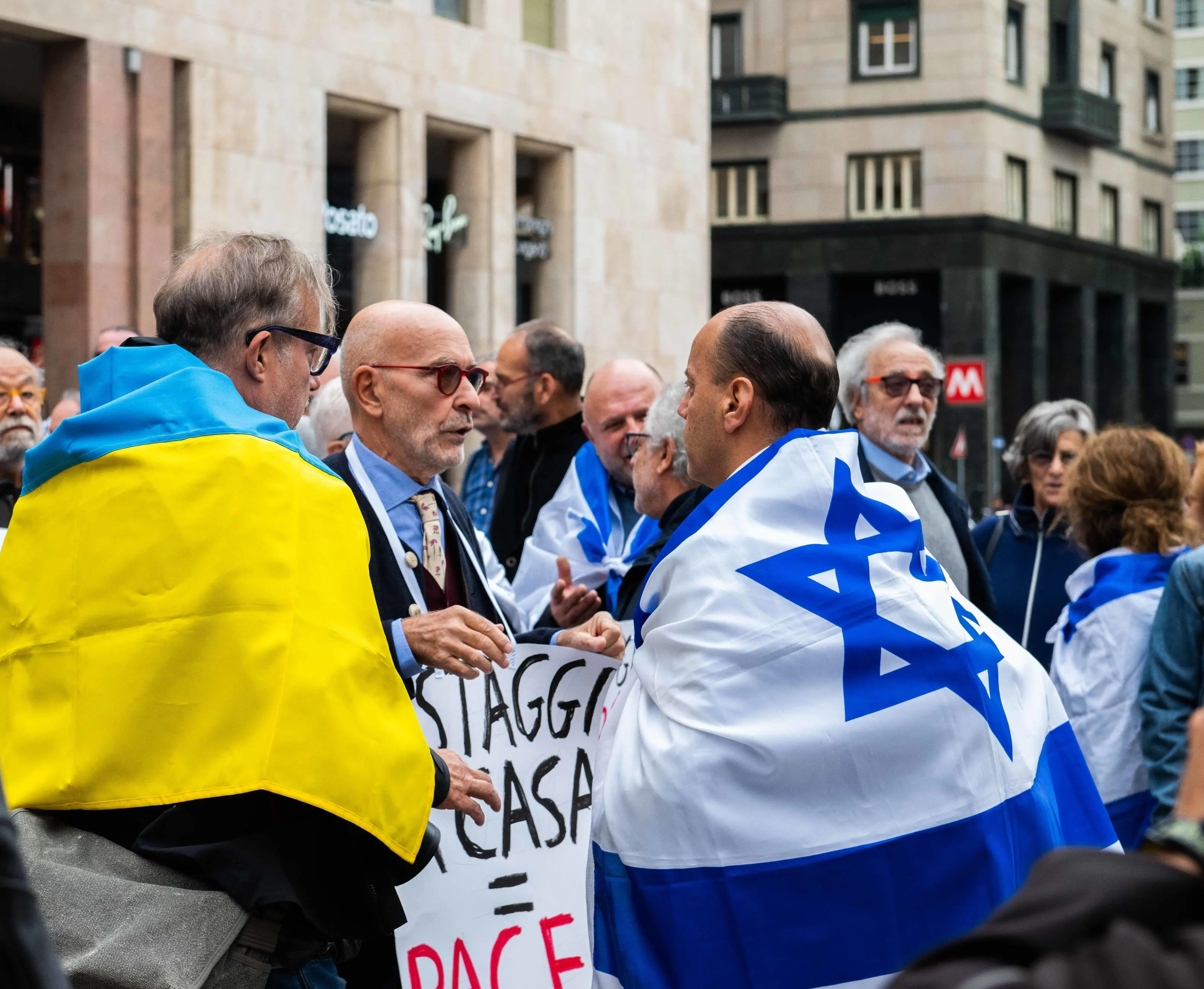 Meloni alla sinagoga: "Un pensiero agli ostaggi, l’altro agli innocenti di Gaza"