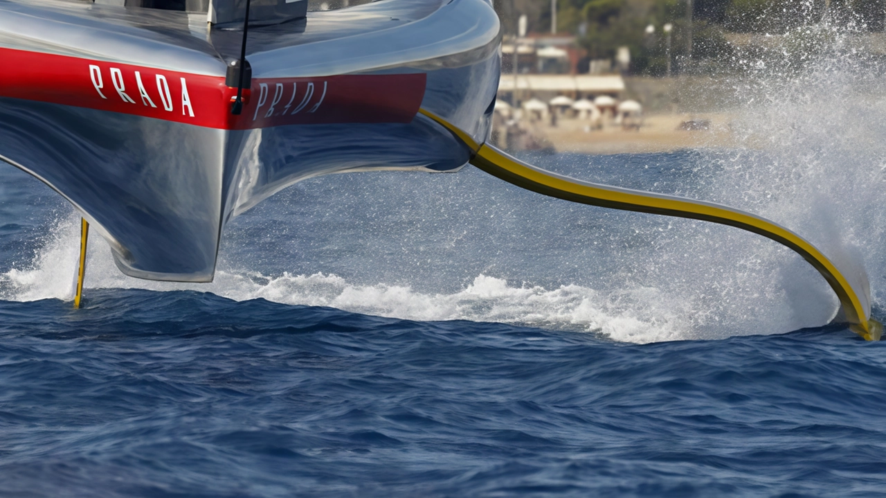 Il convegno di QN Distretti al Principe di Piemonte di Viareggio discute dell'innovazione nella nautica, con focus sui 'foil' che permettono alle barche da regata di planare sull'acqua grazie a aerodinamica, robotica e intelligenza artificiale.