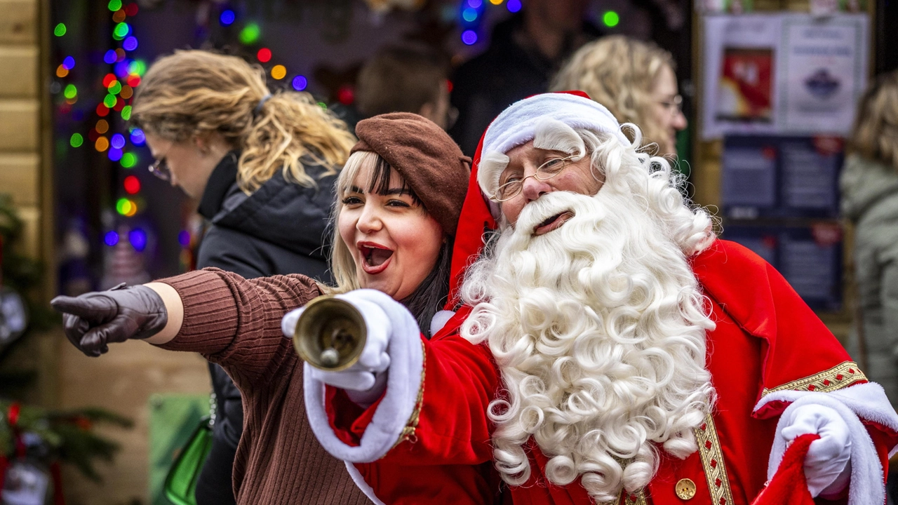 Auguri di buon Natale 2024, frasi e immagini (formali o divertenti) da mandare a chi amiamo