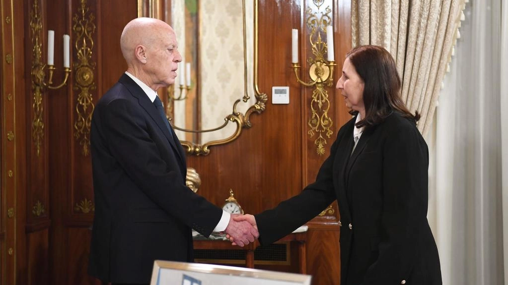 Il presidente tunisino Saied sostituisce il primo ministro Madouri con Sarra Zaafrani Zenzri, senza spiegazioni ufficiali.