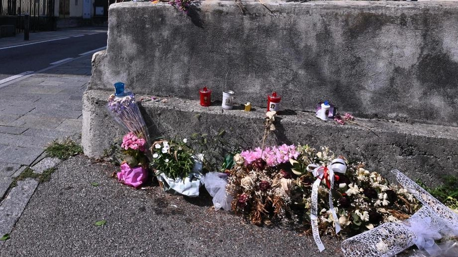 Il memoriale con fiori e messaggi nel luogo dove è stata accoltellata a morte Sharon Verzeni, la notte tra il 29 e il 30 luglio