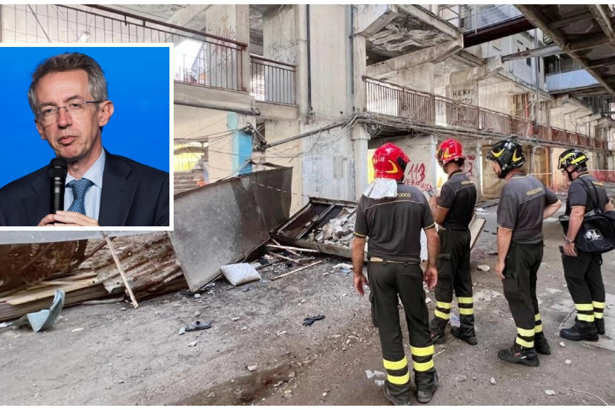 Il sindaco di Napoli, Gaetano Manfredi, e i vigili del fuoco sul luogo del crollo alla Vela Celeste