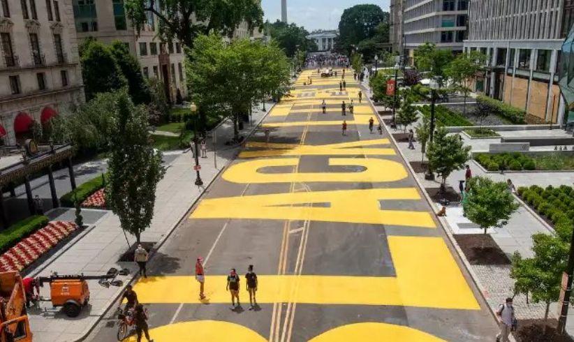 Washington, la scritta Black Lives Matter sulla strada copriva due isolati di 16th Street NW