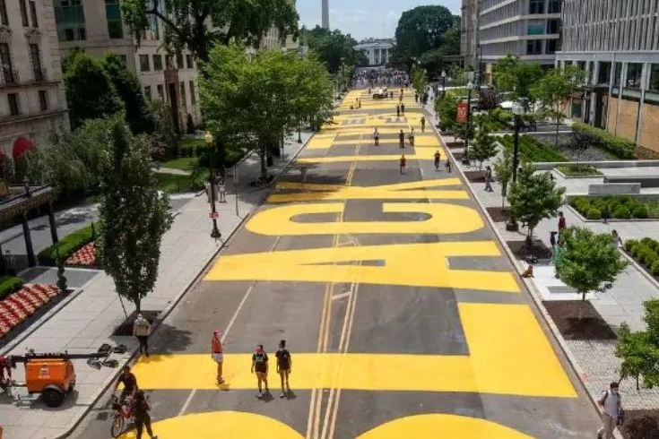 Washington, la scritta Black Lives Matter sulla strada copriva due isolati di 16th Street NW