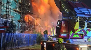 Londra, grattacielo a fuoco: un centinaio di evacuati, anche bambini. Le ultime notizie