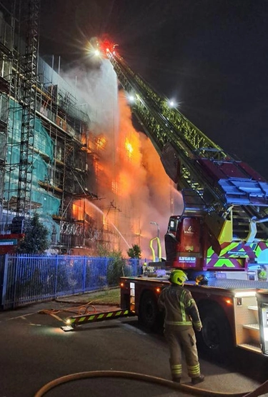 Londra, grattacielo a fuoco: un centinaio di evacuati, anche bambini. Le ultime notizie